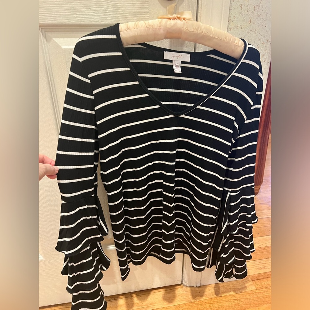 Long flared sleeves